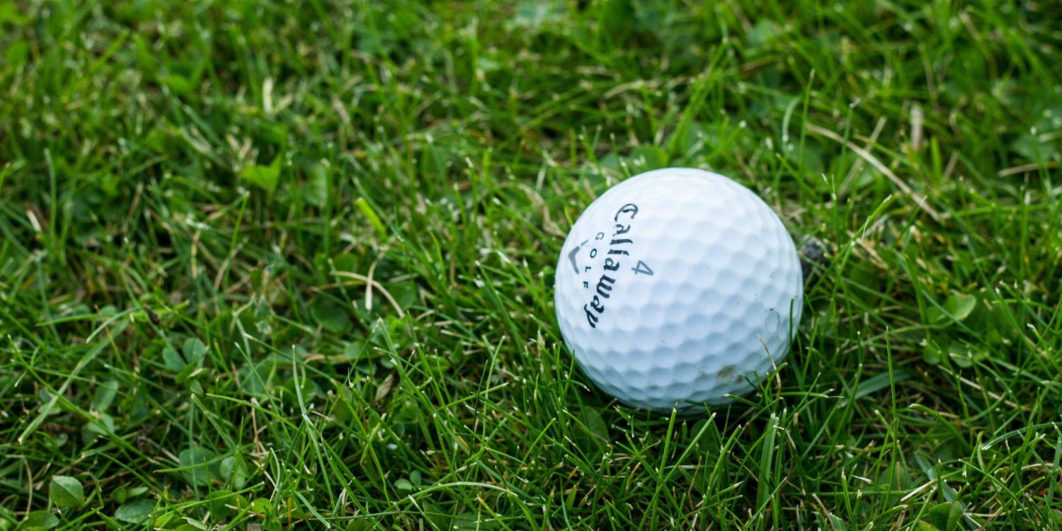 callaway golfboll på golfbana