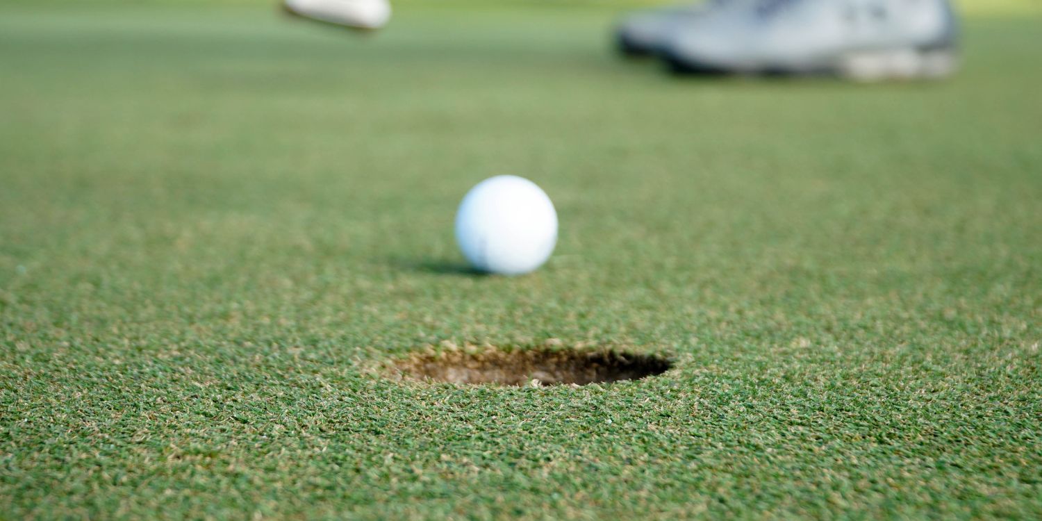 golfboll nära hålet på greenen